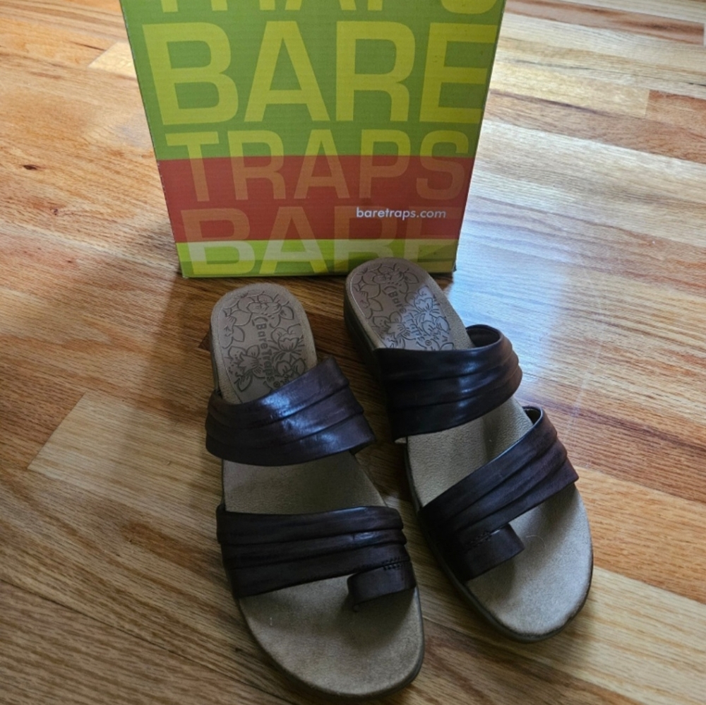 NWT Sandals Bare Traps Janae Sandals size 7.5 with toe loop